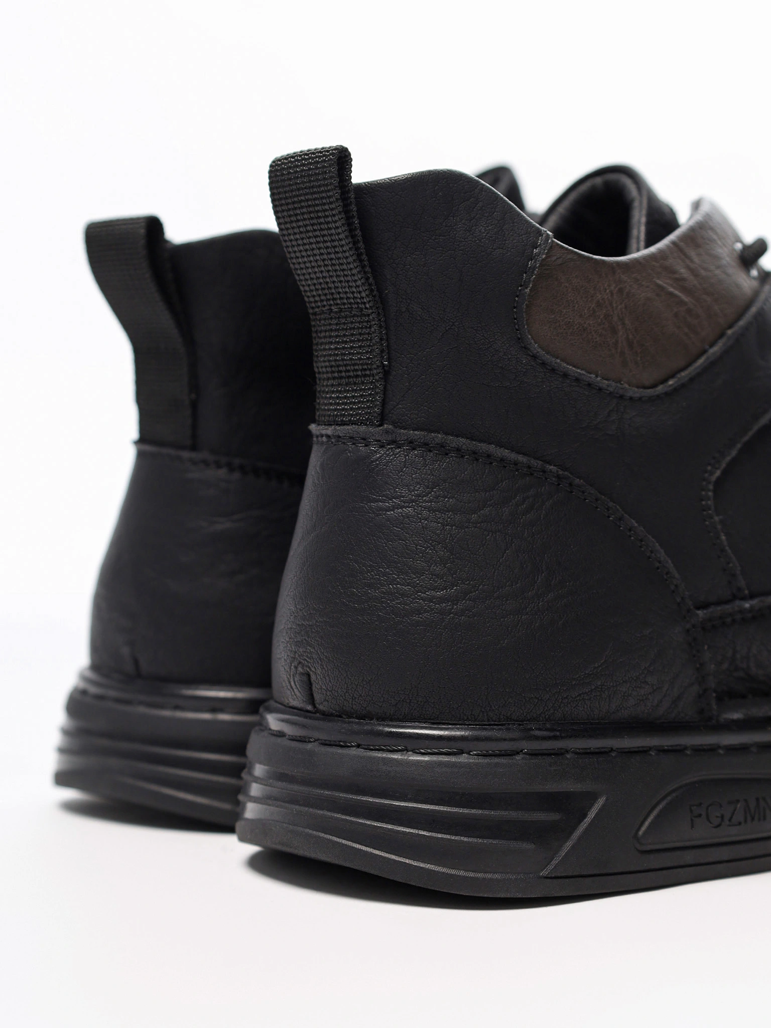 Ботинки черного цвета на низкой подошве